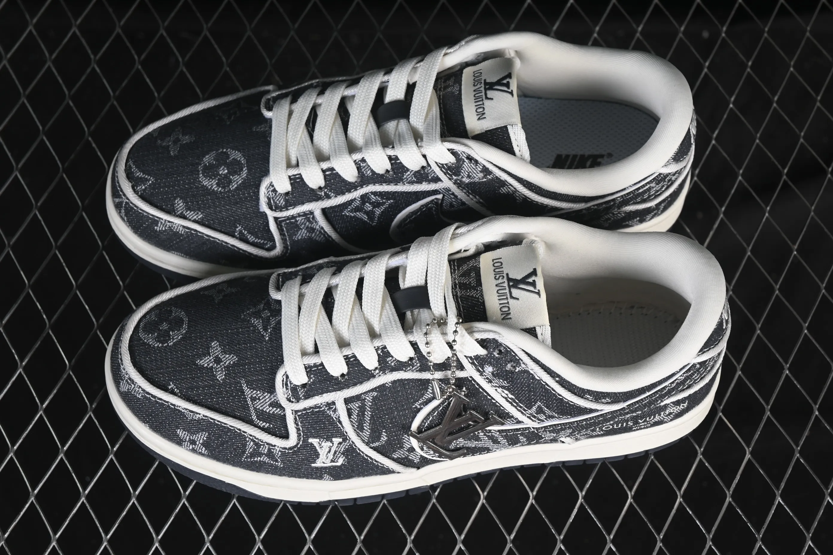 All categories Nk SB Dunk Series Nk SB Dunk Low High-end customized low-top sneakers Nike SB Dunk Low LV co-branded white and dark blue denim High-end customized low-top casual sneakers SC0601-470